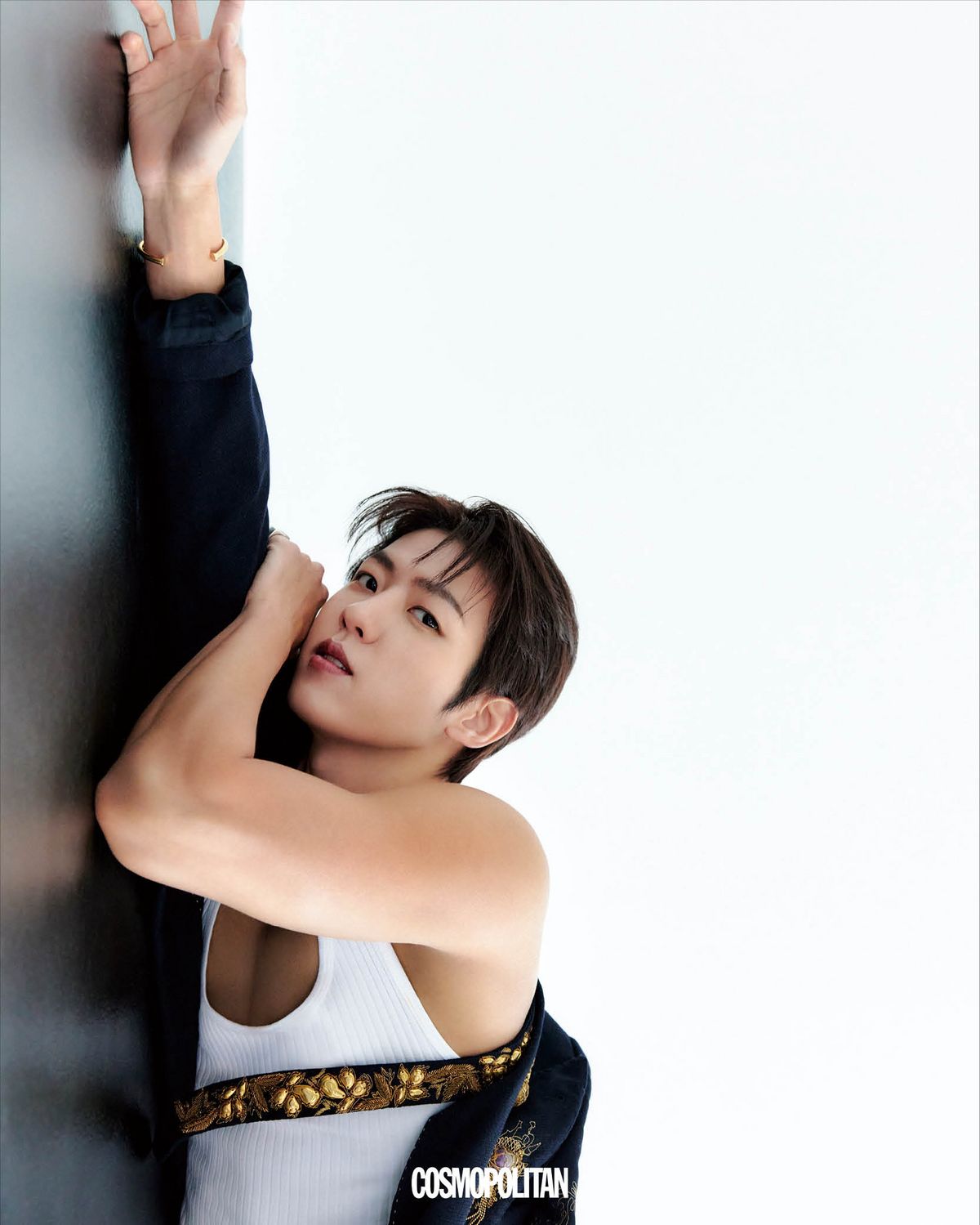 재킷 Dries Van Noten. 팔찌 Portrait Report. 슬리브리스 톱, 반지 스타일리스트 소장품.