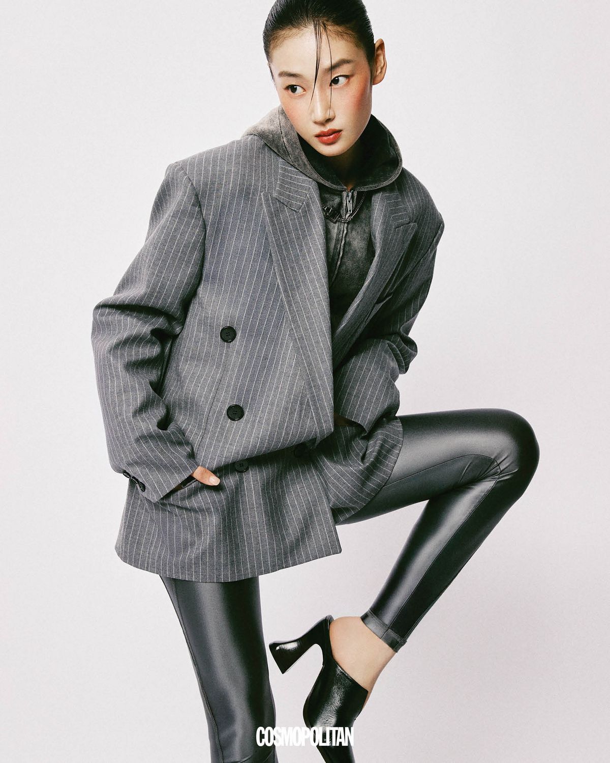 블레이저 2백49만원 Isabel Marant. 후드 스웨트셔츠 가격미정 Alexander Wang. 레깅스 6만9천원대 H&M. 목걸이 가격미정 1017 Alyx 9SM. 펌프스 가격미정 Bottega Veneta. 