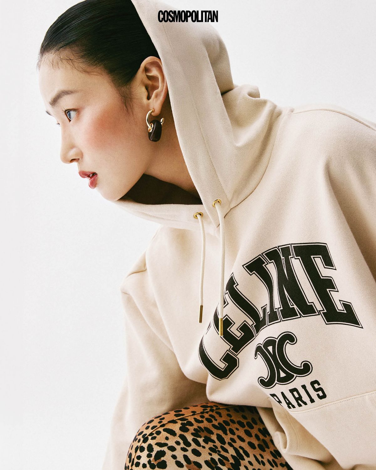 후드 스웨트셔츠 1백60만원 Celine by Hedi Slimane. 레깅스 1백10만원 Versace. 귀고리 1만9천원대 H&M. 