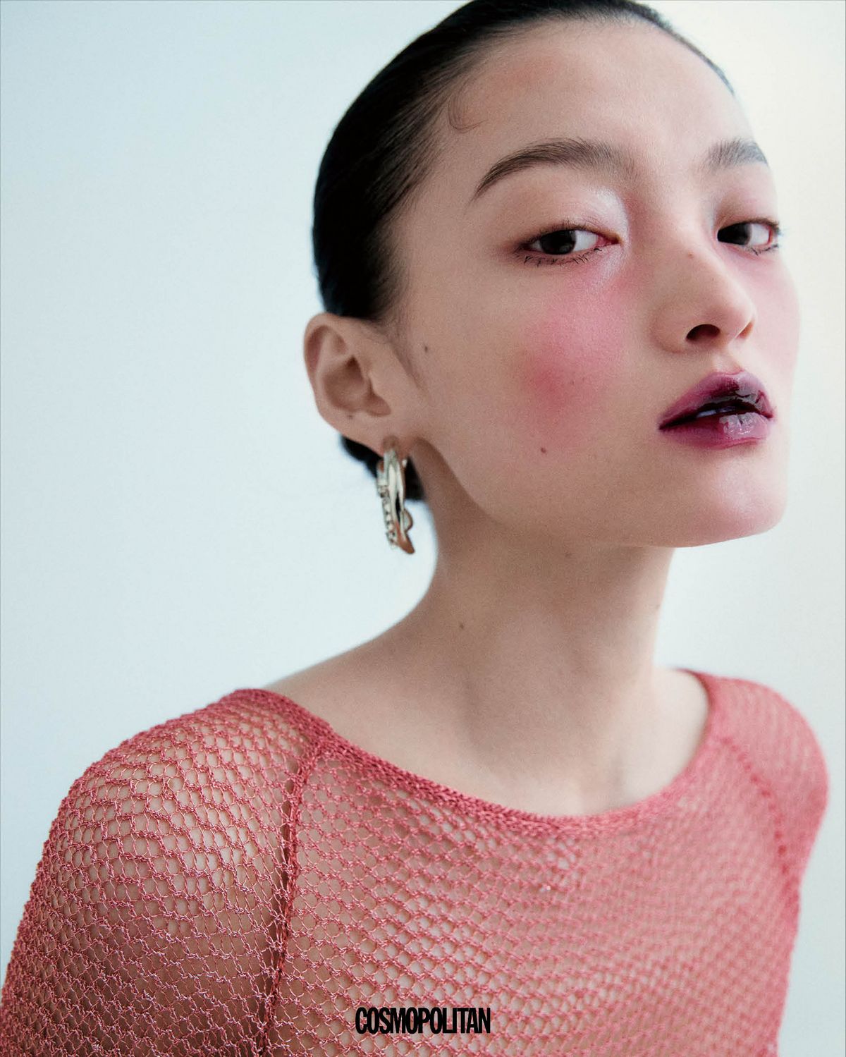 드레스, 브라톱 모두 가격미정 Alaïa. 귀고리 가격미정 Chanel.