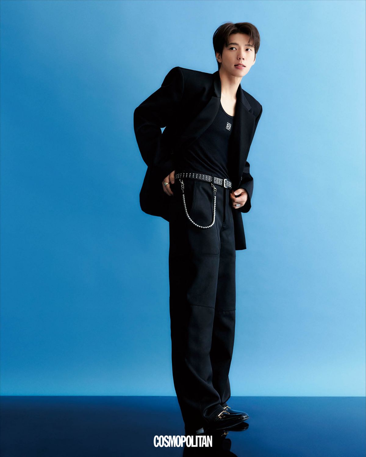 재킷 Recto. 슬리브리스 톱, 팬츠 모두 Loewe. 이어 커프 Tee Ring Jay. 벨트, 반지, 키 체인, 슈즈 스타일리스트 소장품.