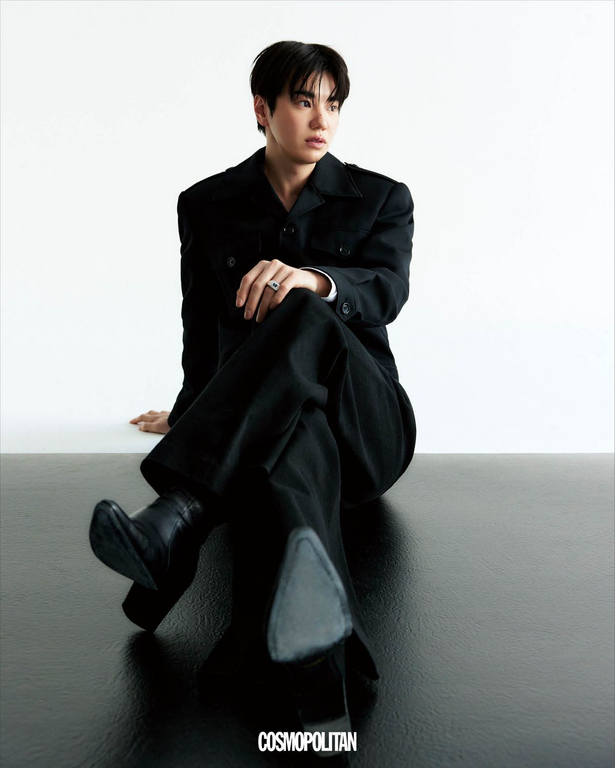 재킷 Heonkim. 팬츠 Stu Office. 반지 Tee Ring Jay. 셔츠, 슈즈 스타일리스트 소장품.