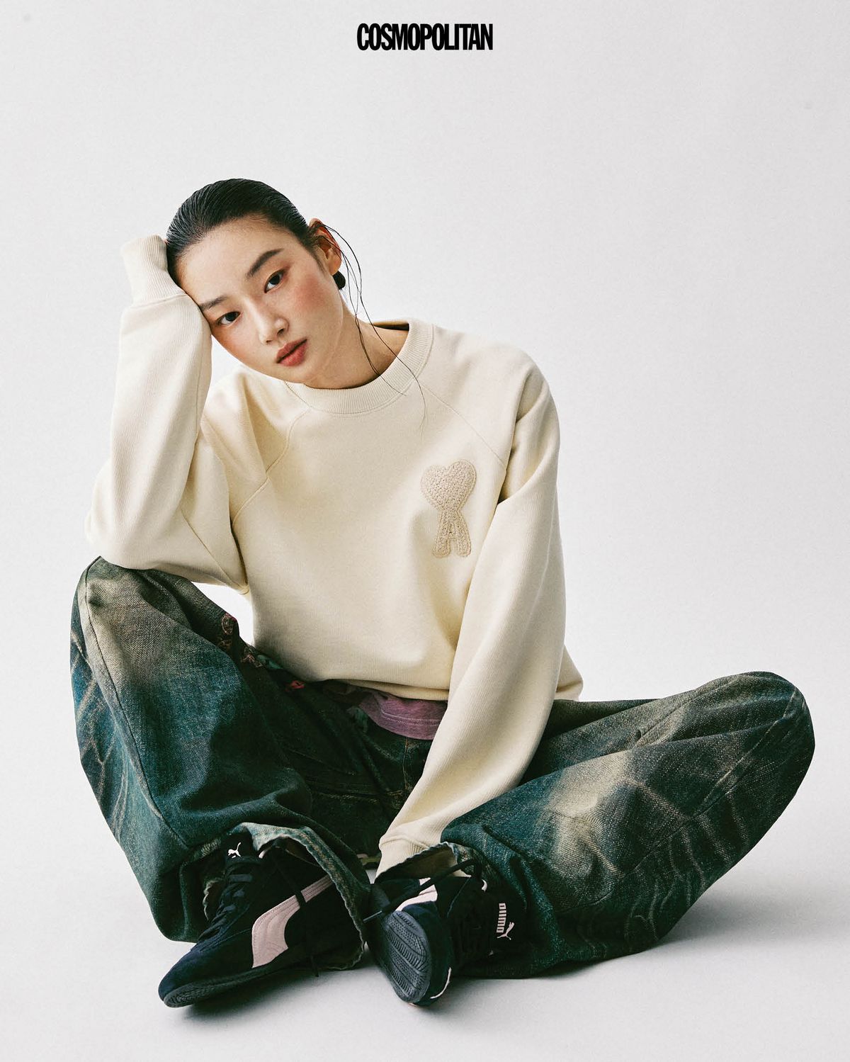 스웨트셔츠 63만5천원 Ami. 티셔츠 가격미정 1017 Alyx 9SM. 데님 팬츠 가격미정 Acne Studios. 스니커즈 13만9천원 Puma. 
