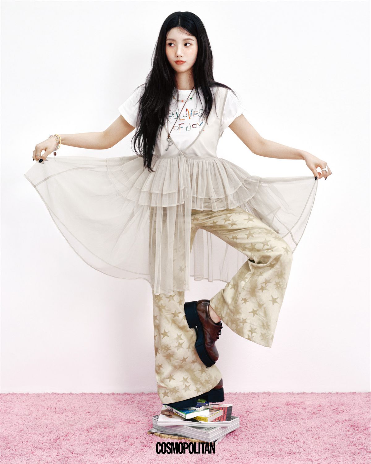 시폰 드레스 Sinoon. 티셔츠 Daisy Syndrome. 팬츠 24ans. 목걸이 Twenty-oneaugust. 왼손 반지 Lost in Echo. 오른손 반지 Paigeflynn. 슈즈 Coach. 팔찌 스타일리스트 소장품.