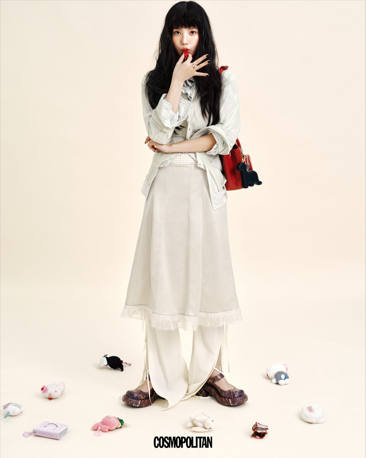 셔츠, 스커트 모두 Maison Margiela. 팬츠 Gayeon Lee. 반지 Paigeflynn. 숄더백 Stand Oil. 슈즈 Lost in Echo.