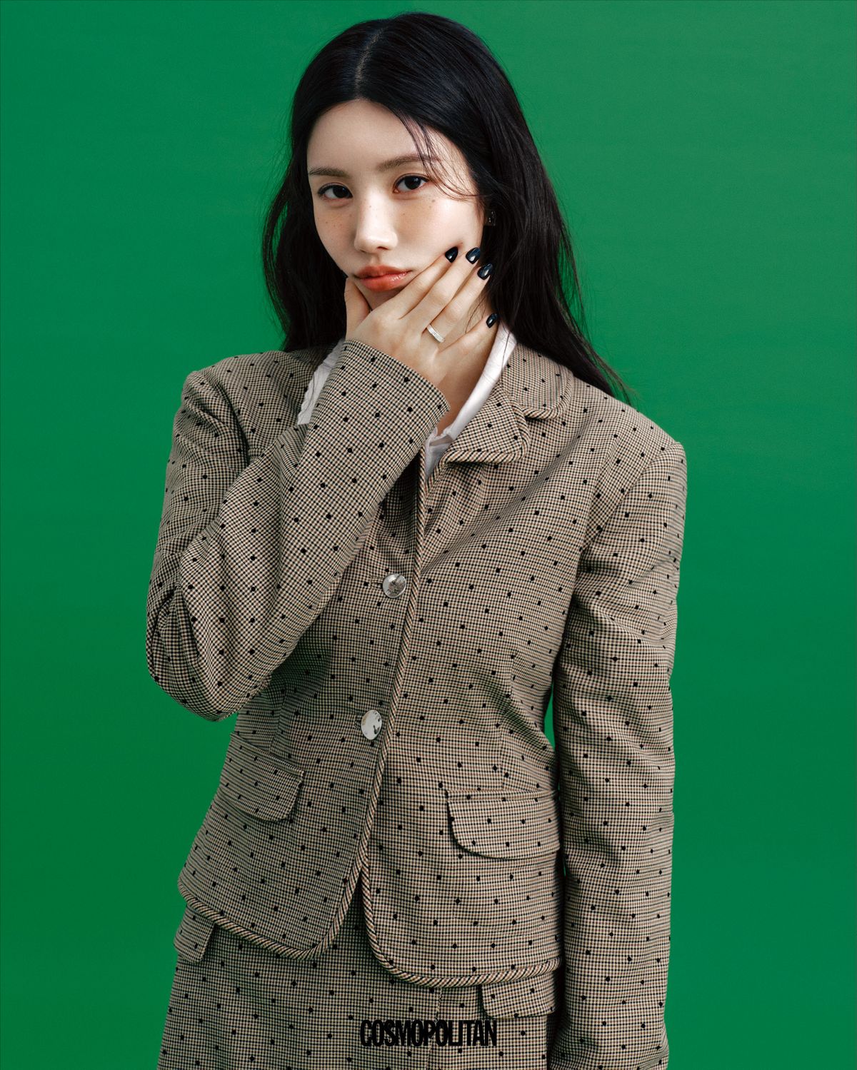 재킷, 스커트 모두 Ganni by Beaker. 셔츠 Lenina. 반지 JYDdM.