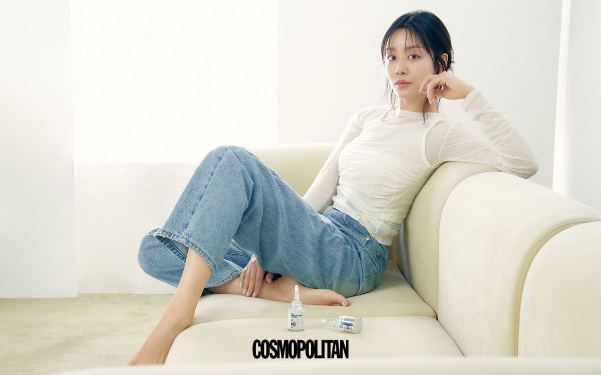 톱 가격미정 Yuthentic. 데님 팬츠 10만9천원 Overdue Flair. 귀고리 16만8천원 Cold Frame.