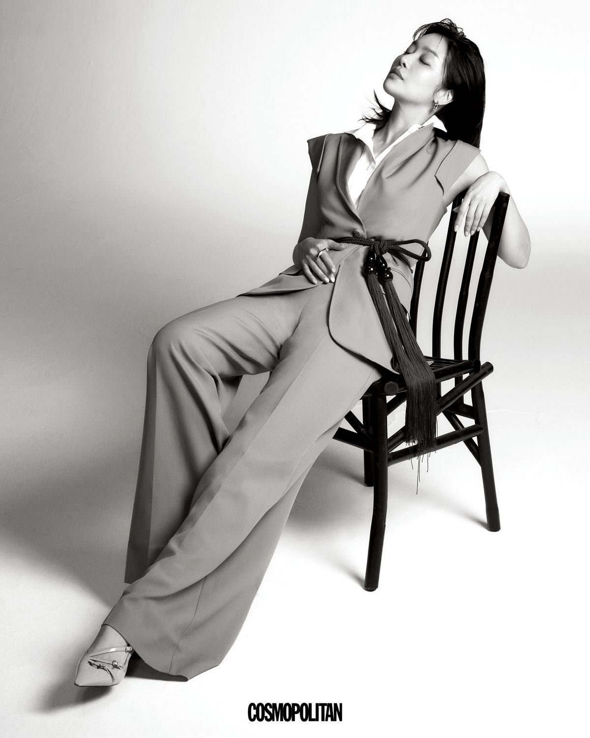 재킷, 셔츠, 팬츠, 벨트 모두 가격미정 Max Mara. 귀고리 15만9천원 Mzuu. 반지 25만원 Joy Gryson. 슈즈 1백73만원 Miu Miu.