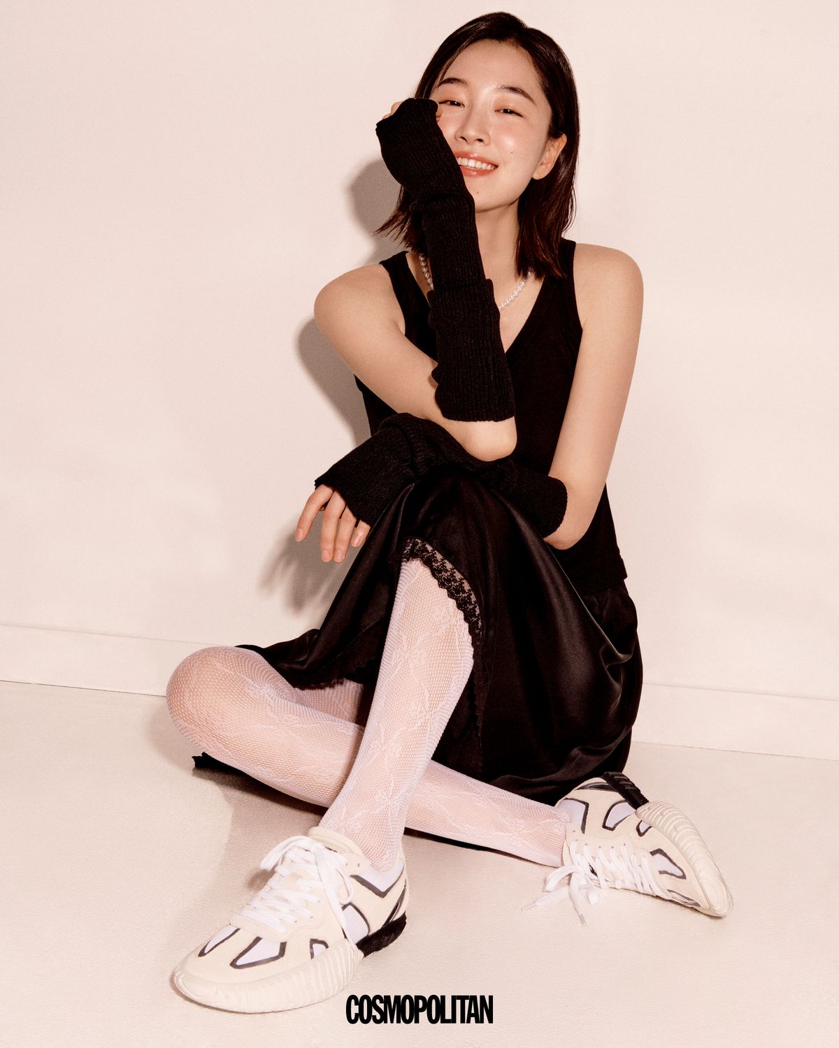 WS 드레스 73만원, 덕 타이거 트레이너 스니커즈 33만원 모두 Onitsuka Tiger. 목걸이, 암 워머, 스타킹 스타일리스트 소장품.