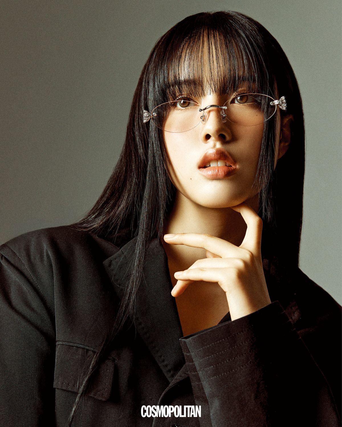 코트 Maison Margiela. 안경 Gentle Monster.
