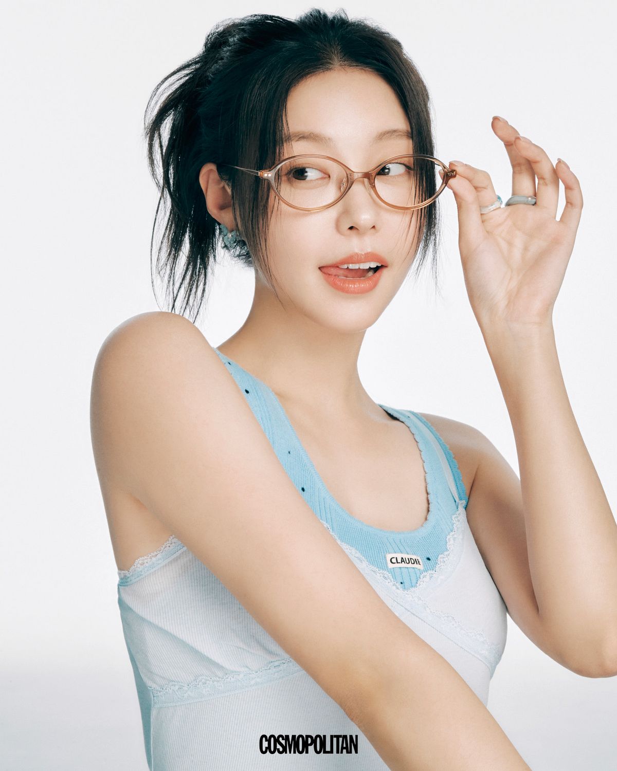 Claudie Pierlot . 블루 톱 가격미정 Moilly. 귀고리 1만3천9백원 Soo&Soo. 안경 21만8천원 Carin. 반지 스타일리스트 소장품.