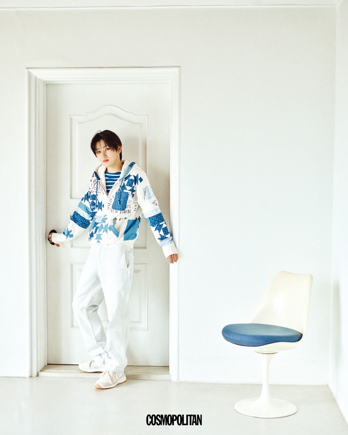 후디, 티셔츠, 팬츠 모두 Polo Ralph Lauren. 스니커즈 Golden Goose.