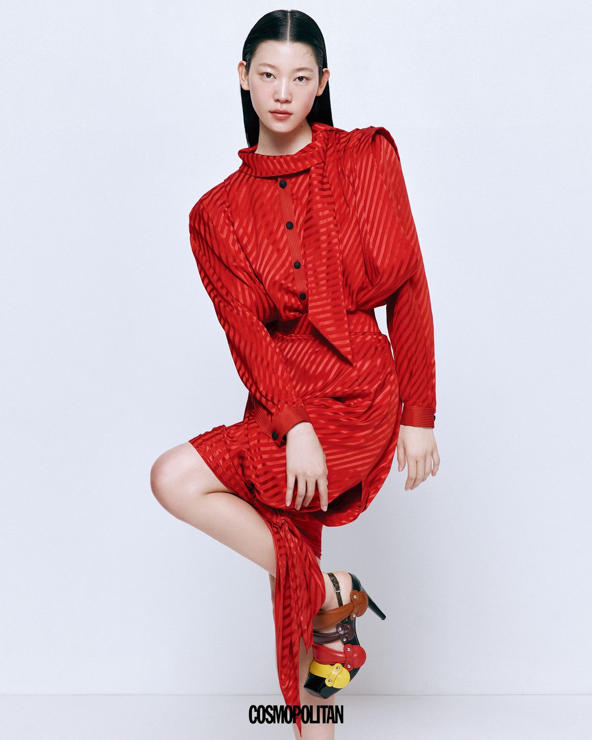 실크 재킷, 스커트, 슬링백 모두 가격미정 Louis Vuitton.