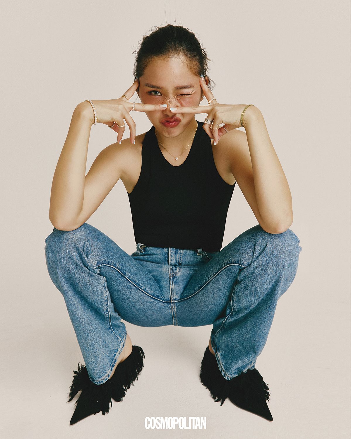보디슈트 Philosophy. 데님 팬츠 Levi’s. 뮬 Ferragamo. 목걸이, 팔찌, 반지 본인 소장품.