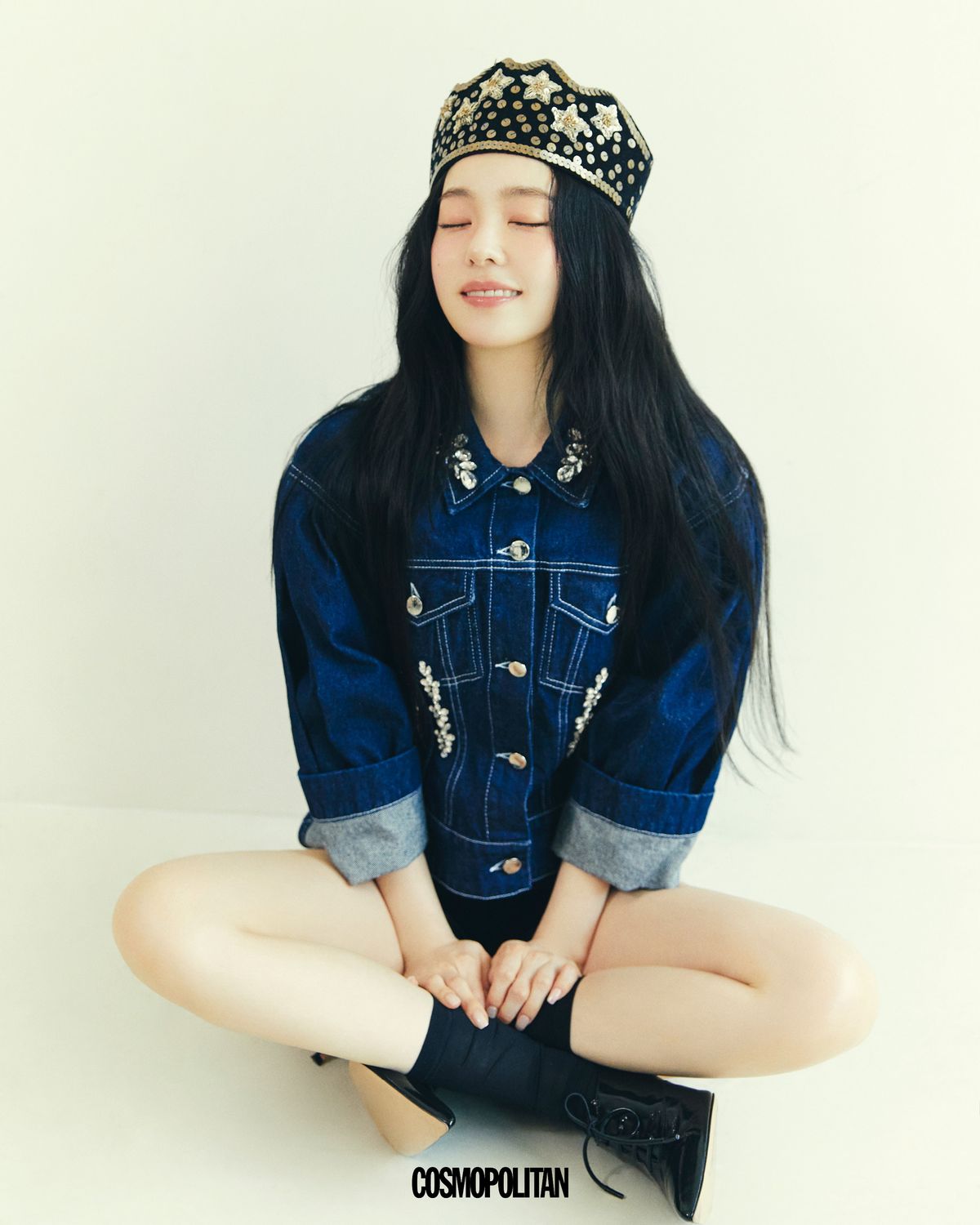 데님 재킷 Simone Rocha. 쇼츠 YCH. 헤어피스 Bode. 슈즈 Gianvito Rossi. 양말 스타일리스트 소장품.