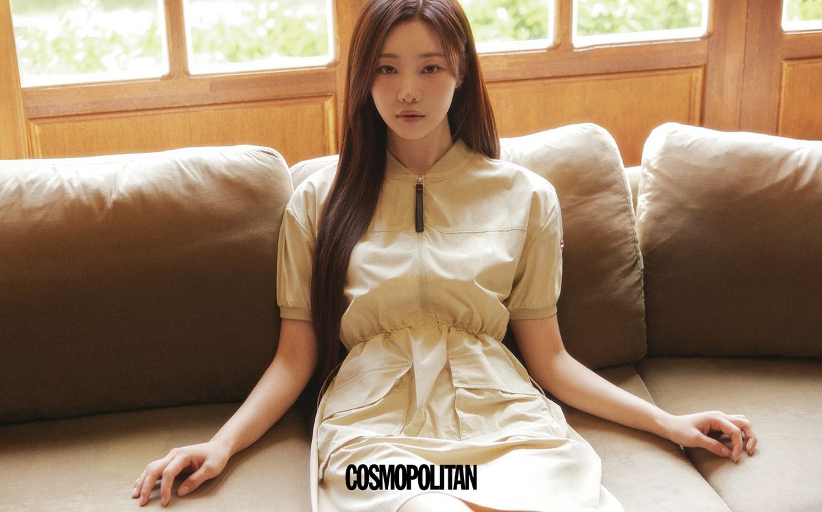 허리 스트링이 특징인 라이트웨이트 우븐 원피스, 리파인드 익스플로어 플랫폼 로퍼, 나일론 탑클립 미니 토트백 모두 Hunter.