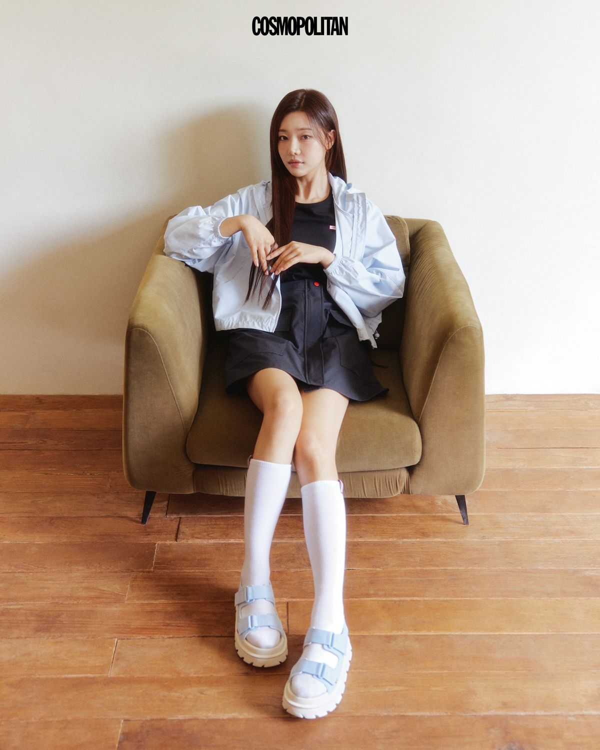플레이 후디 윈드재킷, 소프트 코튼 슬림 티셔츠, 카고 스커트 투인원 팬츠, 라이트 알개폼 웨빙 플랫폼 샌들, 니삭스 모두 Hunter.