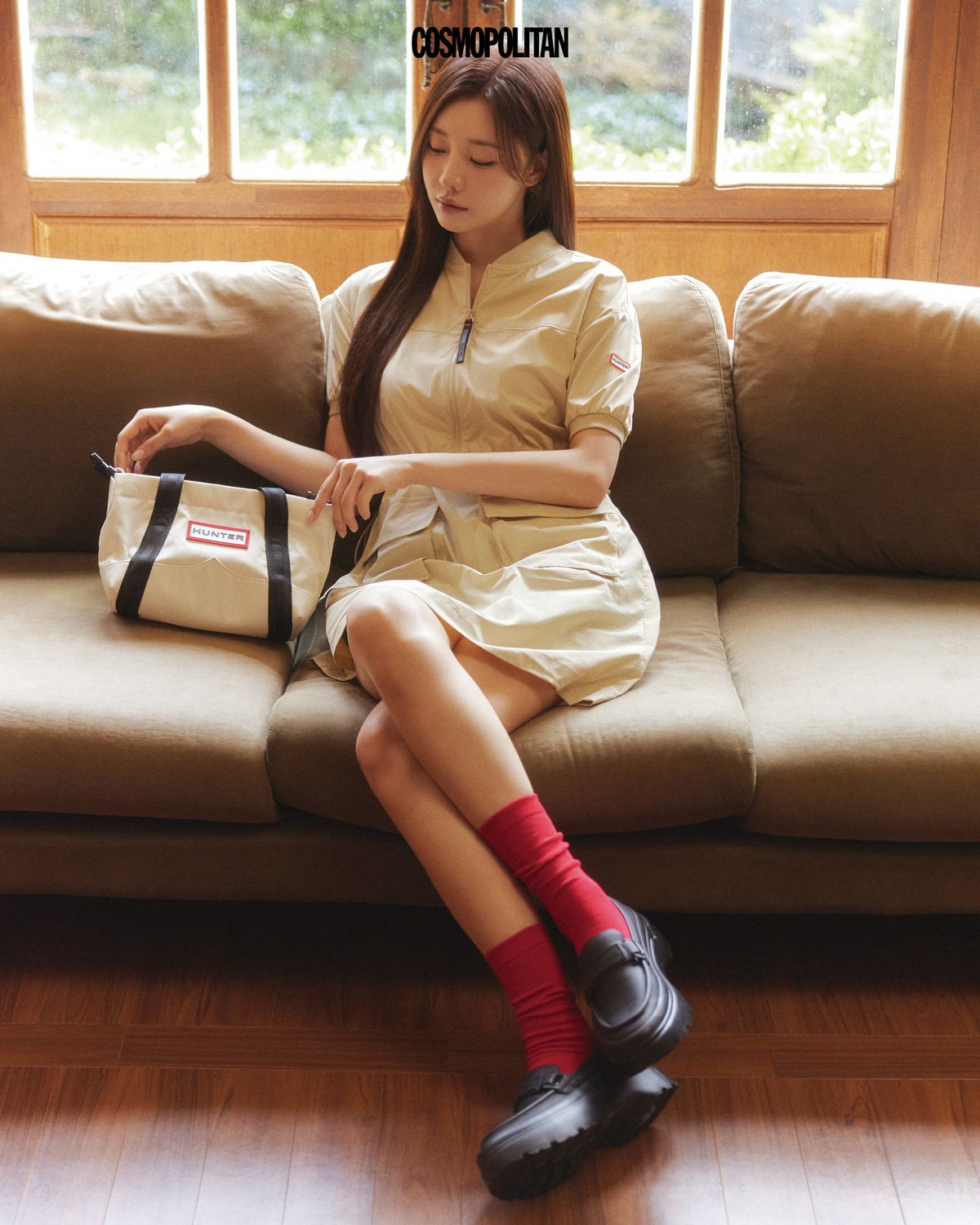 허리 스트링이 특징인 라이트웨이트 우븐 원피스, 리파인드 익스플로어 플랫폼 로퍼, 나일론 탑클립 미니 토트백 모두 Hunter.
