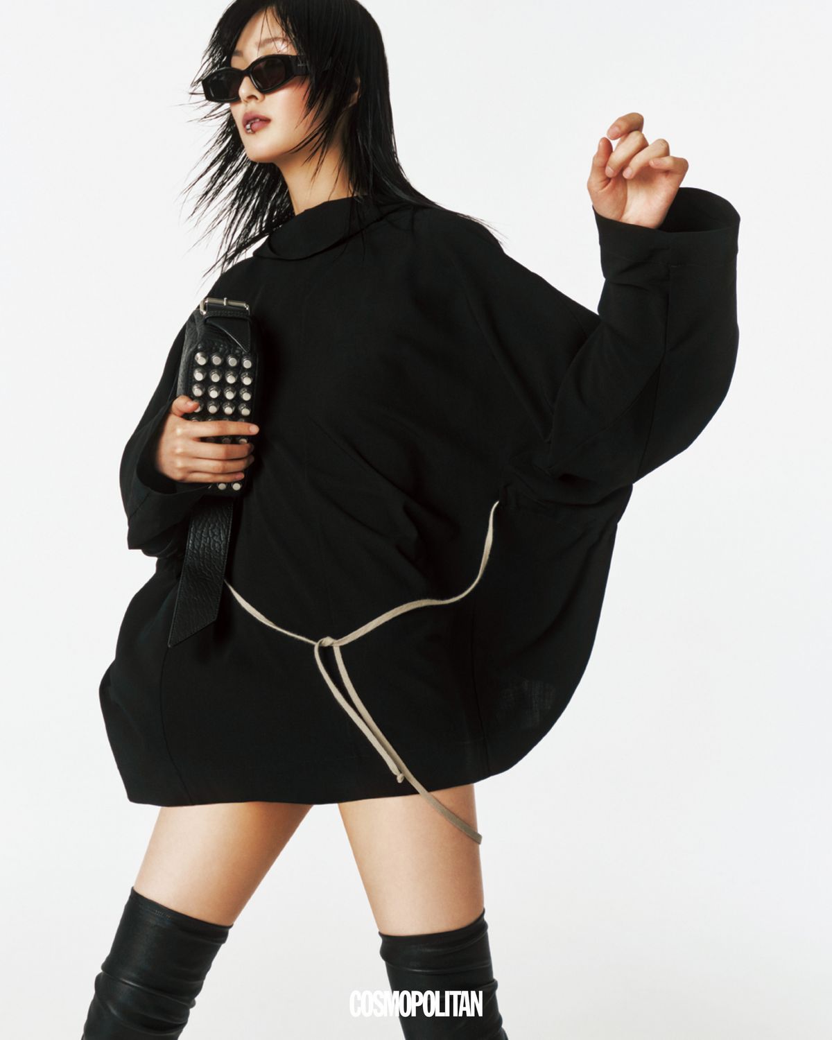 튜닉, 부츠 모두 가격미정 Rick Owens. 선글라스 가격미정 Alaïa. 립 커프 14만원대 Tee Ring Jay. 숄더백 1백65만원 Alexander Wang.