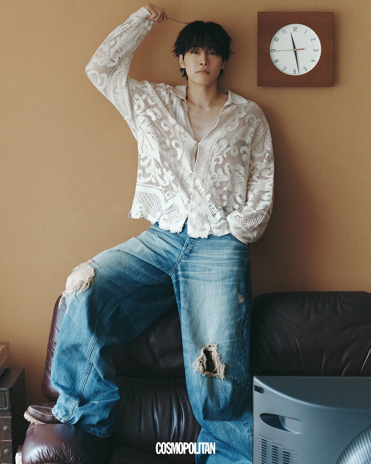 셔츠 Bode. 데님 팬츠 Kamiya. 슈즈 Timberland.