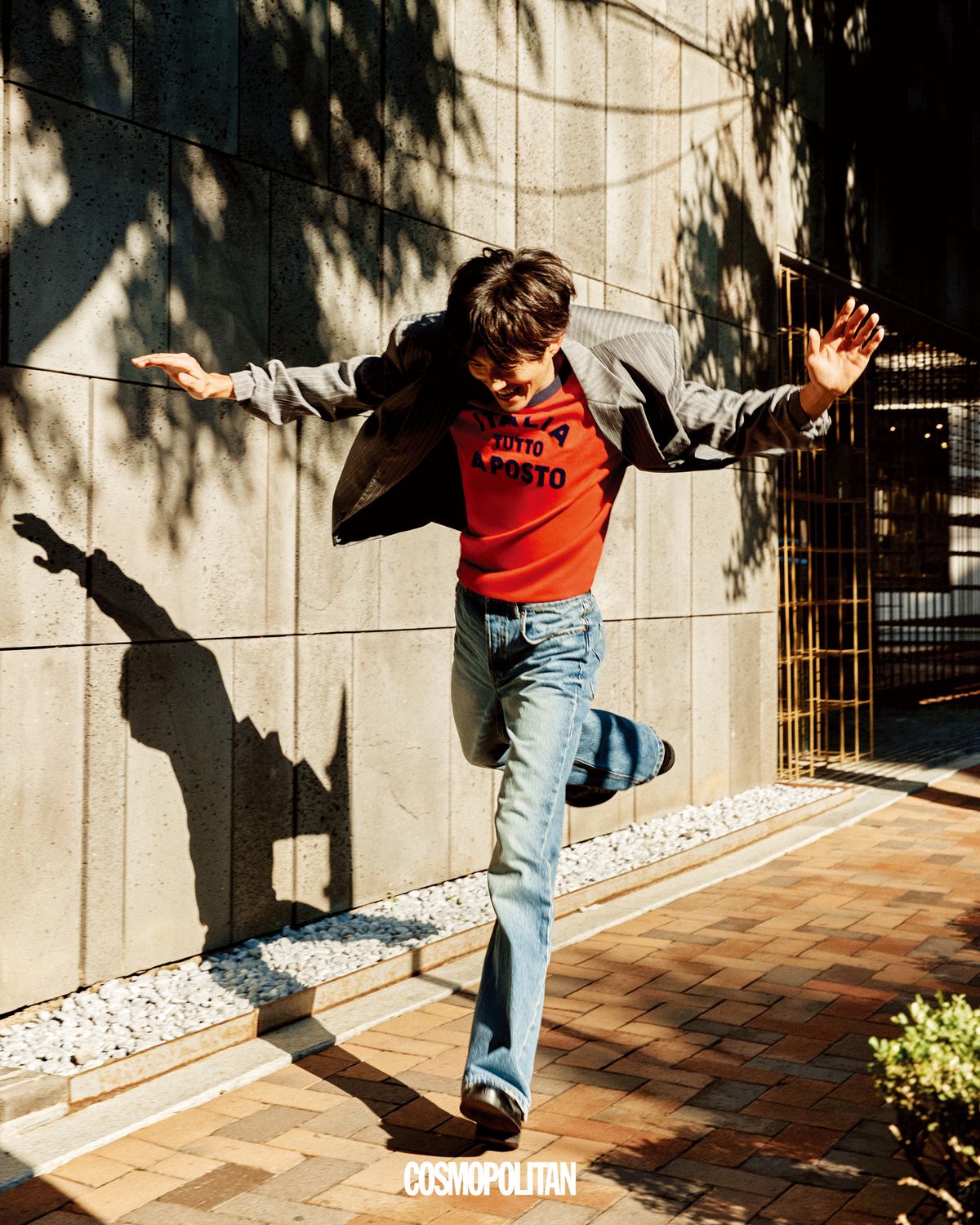 재킷 Noice. 티셔츠, 데님 팬츠 모두 Zara. 슈즈 스타일리스트 소장품.