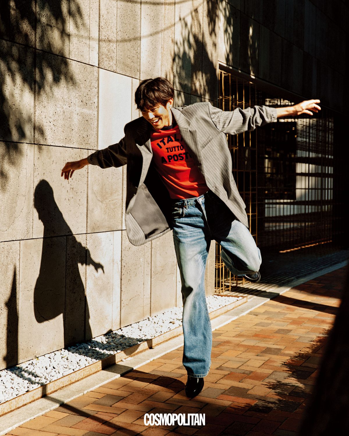 재킷 Noice. 티셔츠, 데님 팬츠 모두 Zara. 슈즈 스타일리스트 소장품.