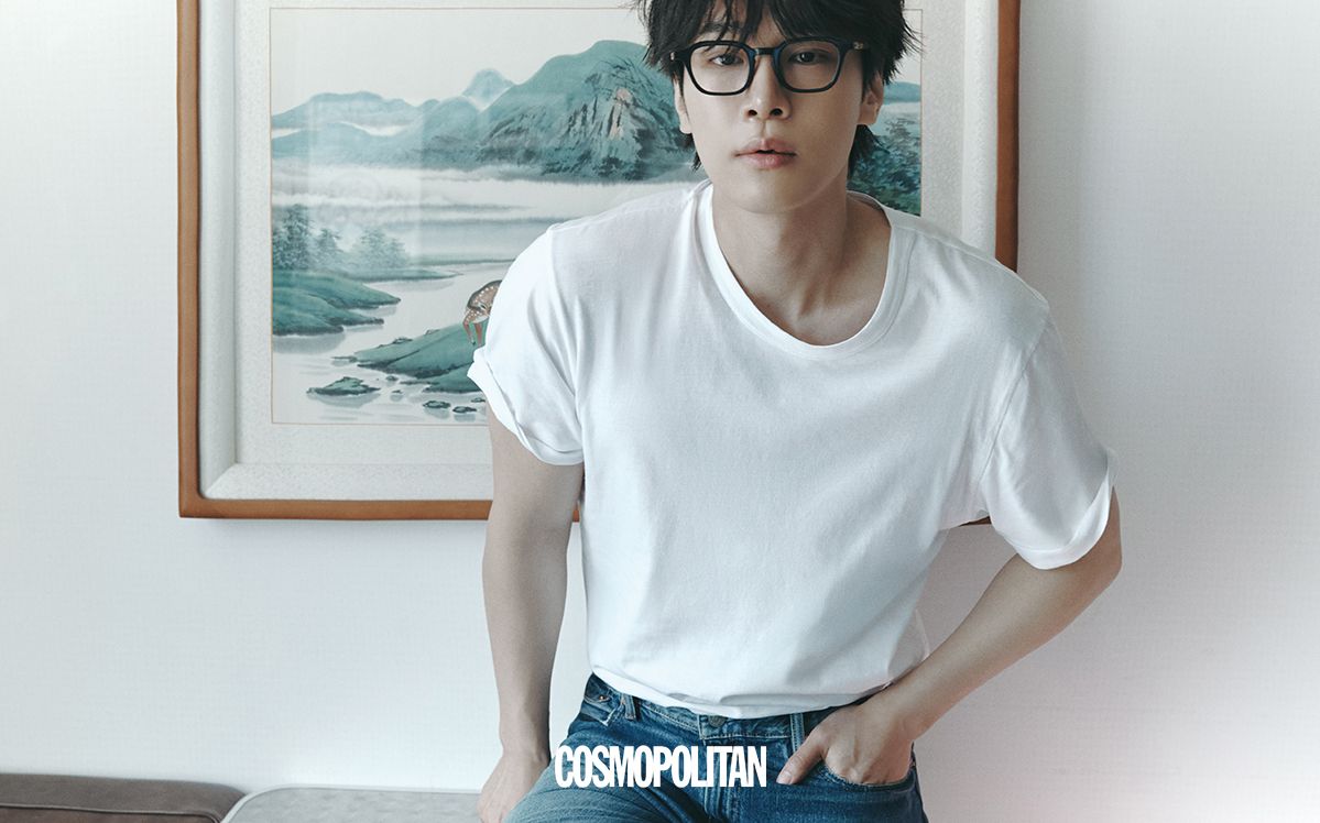 티셔츠 James Perse. 데님 팬츠 Levi’s. 안경 스타일리스트 소장품.
