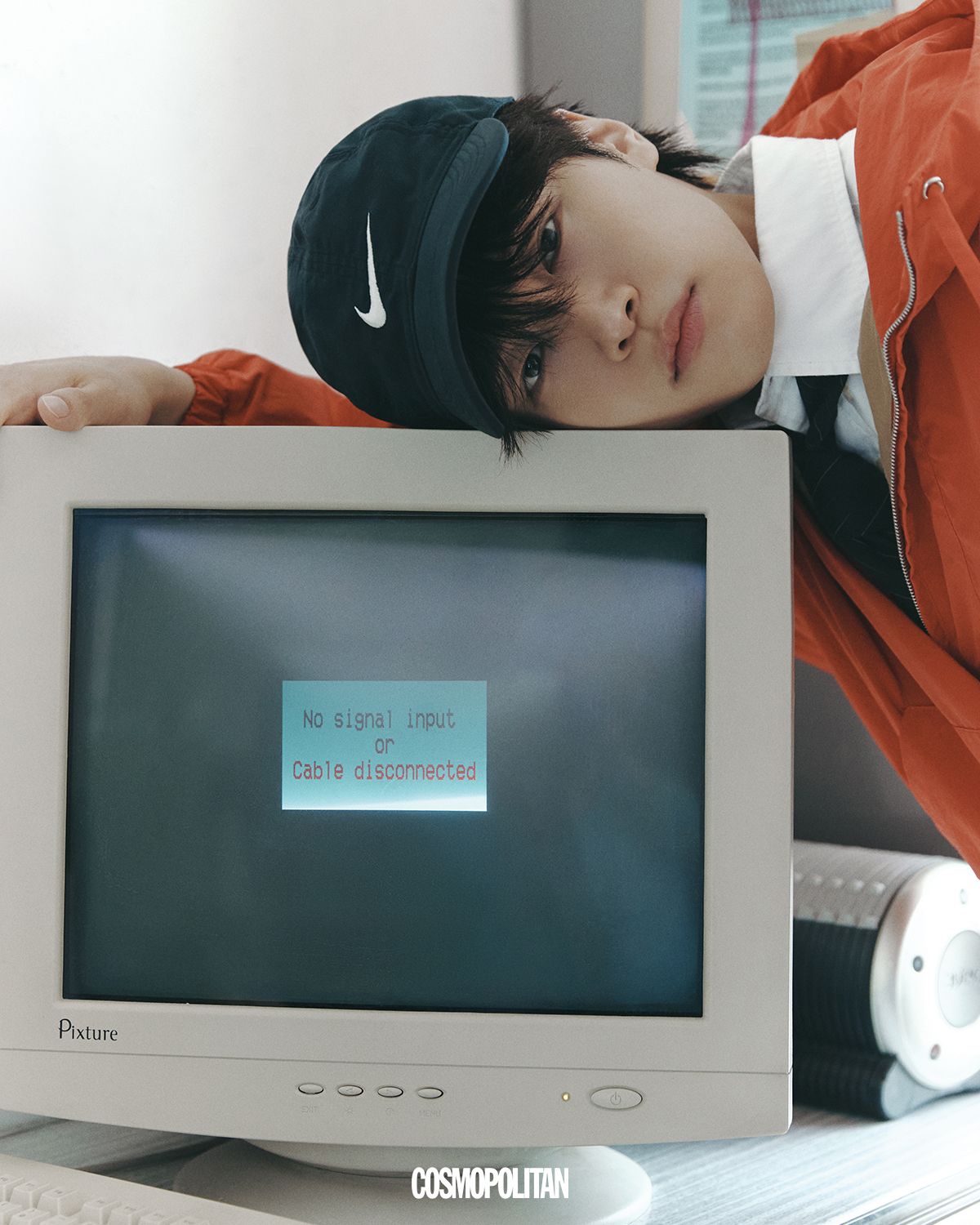 재킷 Marni by Mue. 셔츠, 타이, 볼캡 스타일리스트 소장품.