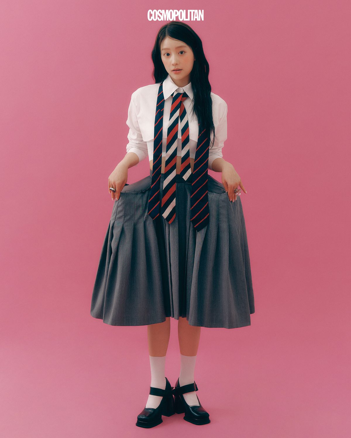 크롭트 셔츠, 플리츠스커트 모두 Push Button. 반지 Bell&Nouveau. 타이, 양말, 슈즈 스타일리스트 소장품.