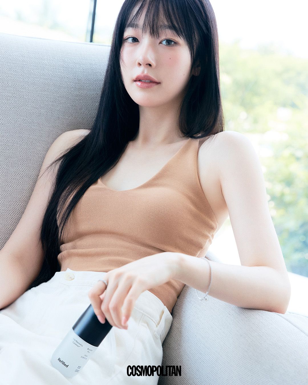 헤어 리커버리 사이토카인 부스터 프로 3만3천9백원 Refilled. 팬츠 Arket. 톱, 반지, 브레이슬릿 모두 스타일리스트 소장품.