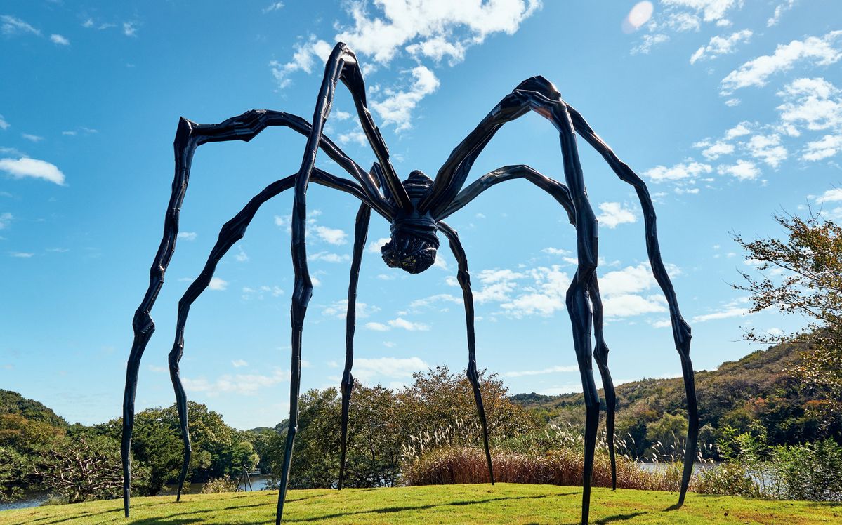 루이즈 부르주아, <엄마>, 1999, 청동, 스테인리스 스틸, 대리석, 927.1x891.5x1023.6cm. 호암미술관 희원 설치 전경, 2021.