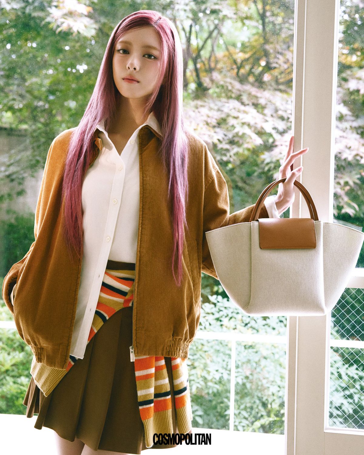 레스백_1 미디엄 캔버스 토트백 32만9천원, 코듀로이 점퍼, 셔츠, 스커트 모두 Beanpole. 허리에 묶은 스웨터 Ganni.