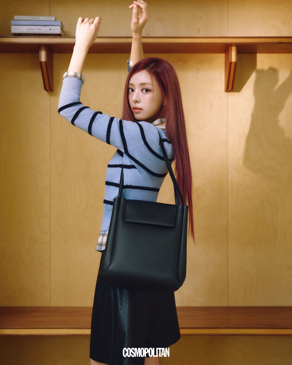 레스백_1 라지 투웨이백 59만9천원, 니트 톱, 셔츠, 팬츠 모두 Beanpole