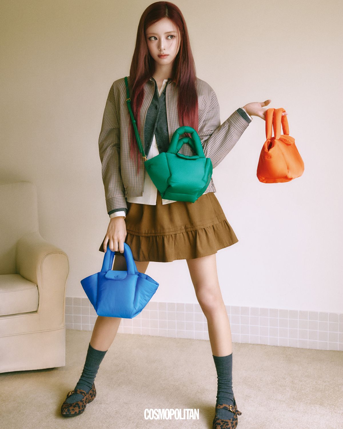 레스백_1 마이크로 나일론 토트백 각각 12만9천원, 점퍼, 카디건, 셔츠, 미니스커트 모두 Beanpole. 메리제인 슈즈 Fitflop. 양말 스타일리스트 소장품.