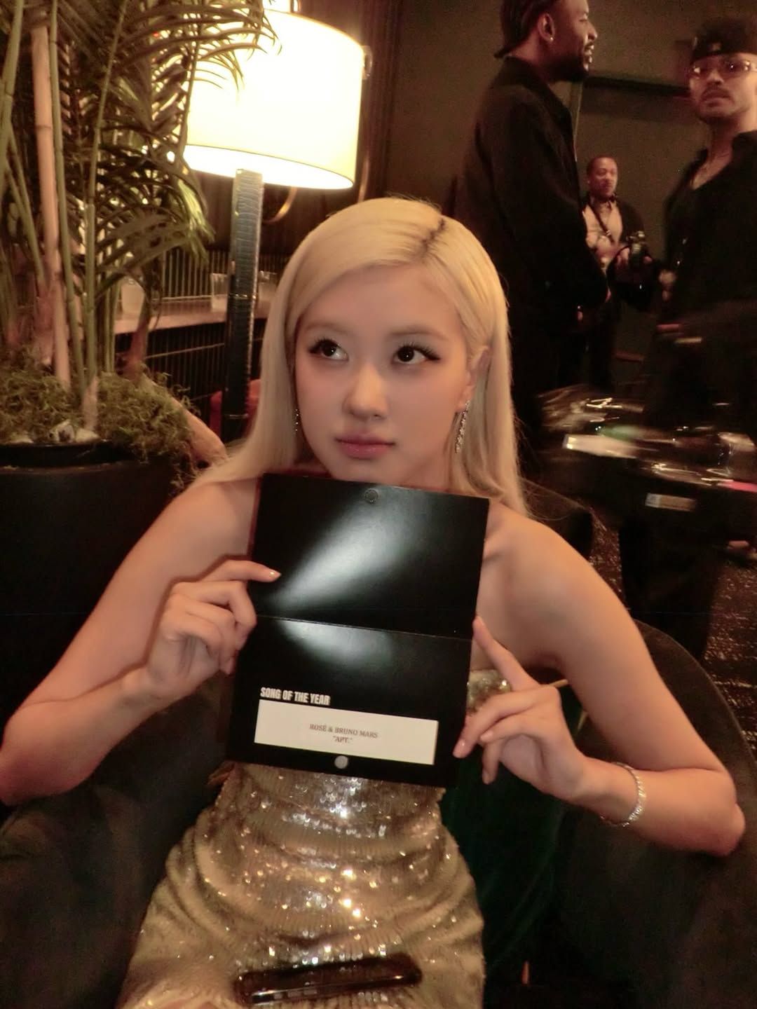로제 입생로랑 뷰티(출처 : 인스타그램 @roses_are_rosie)