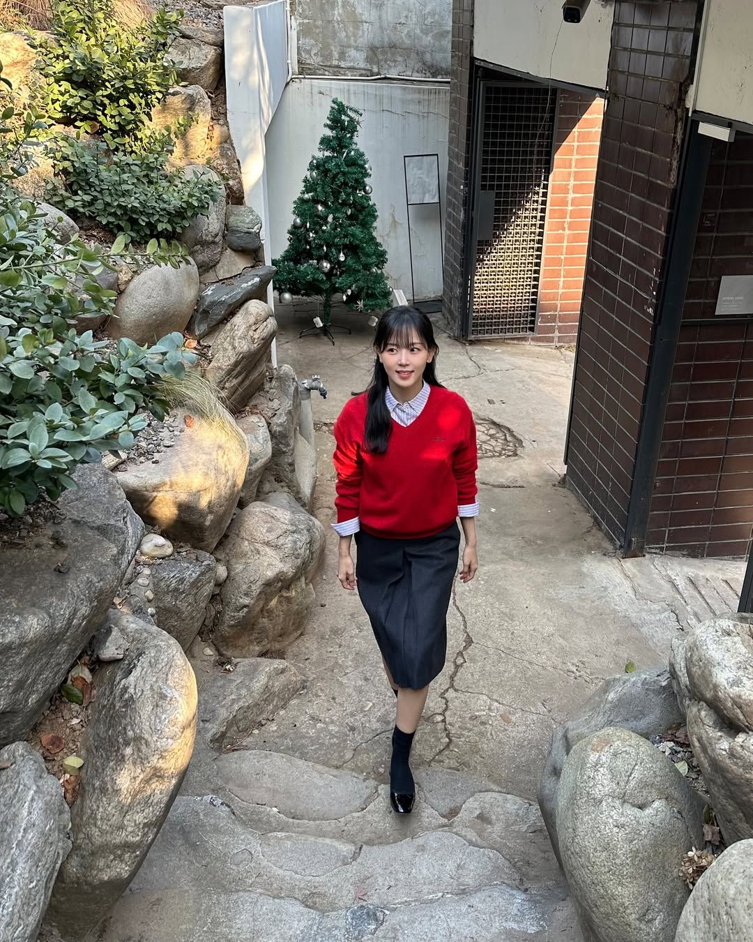니트와 셔츠를 레이어링 한 강한나. 인스타그램 @k_hanna_