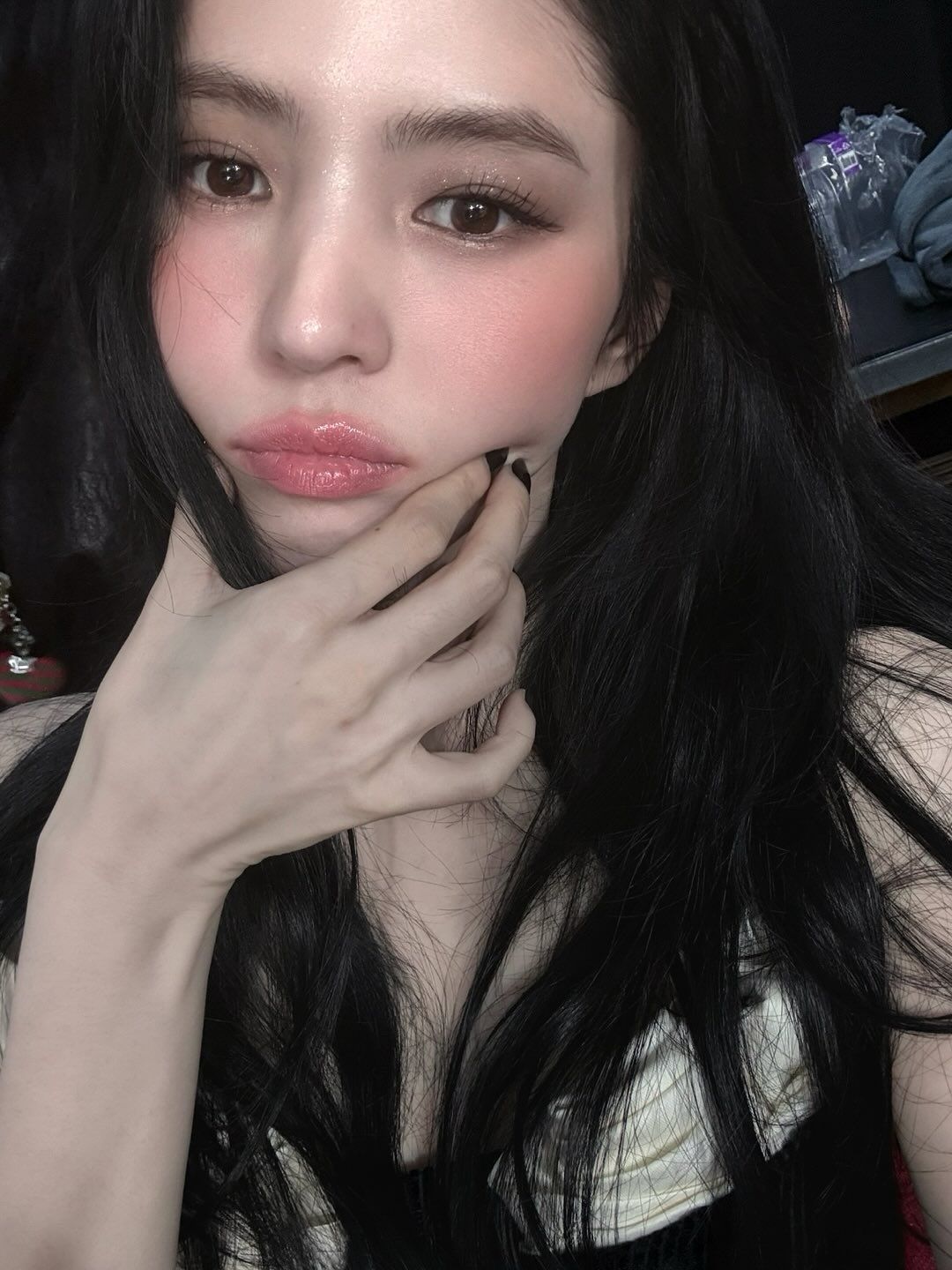 다크서클 메이크업 한소희(출처: 인스타그램 @xeesoxee)