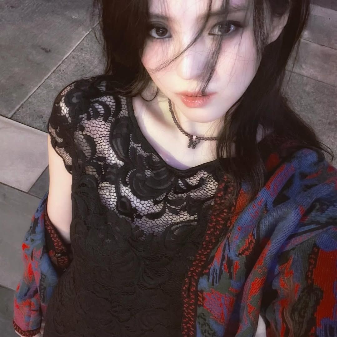 다크서클 메이크업 한소희(출처: 인스타그램 @xeesoxee)