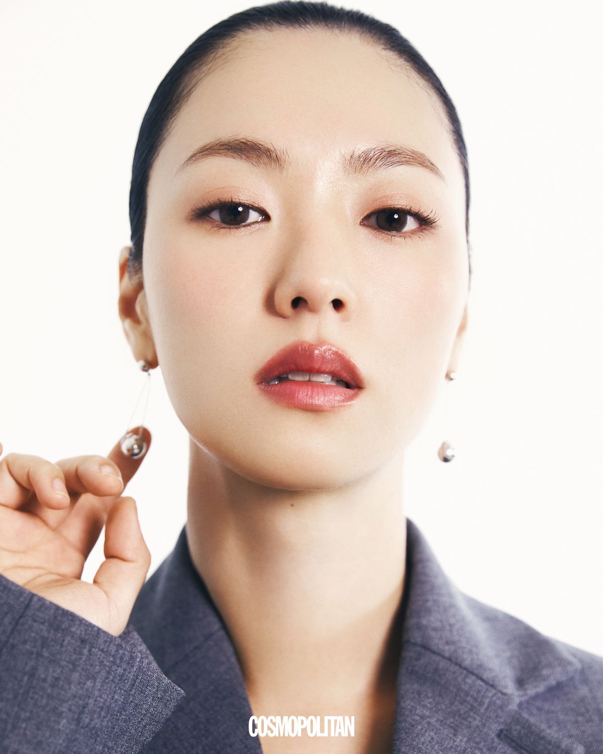 재킷, 셔츠, 팬츠 모두 Dries Van Noten. 볼캡 스타일리스트 소장품.