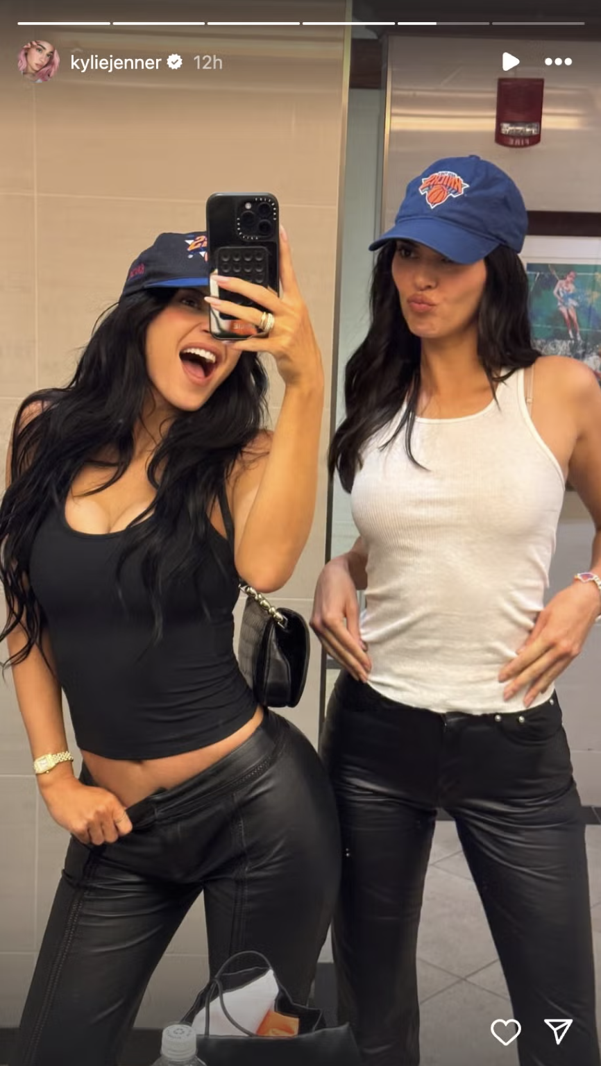 카일리 제너와 함께 포즈를 취하는 켄달 제너 / 출처: Kylie Jenner Via Instagram