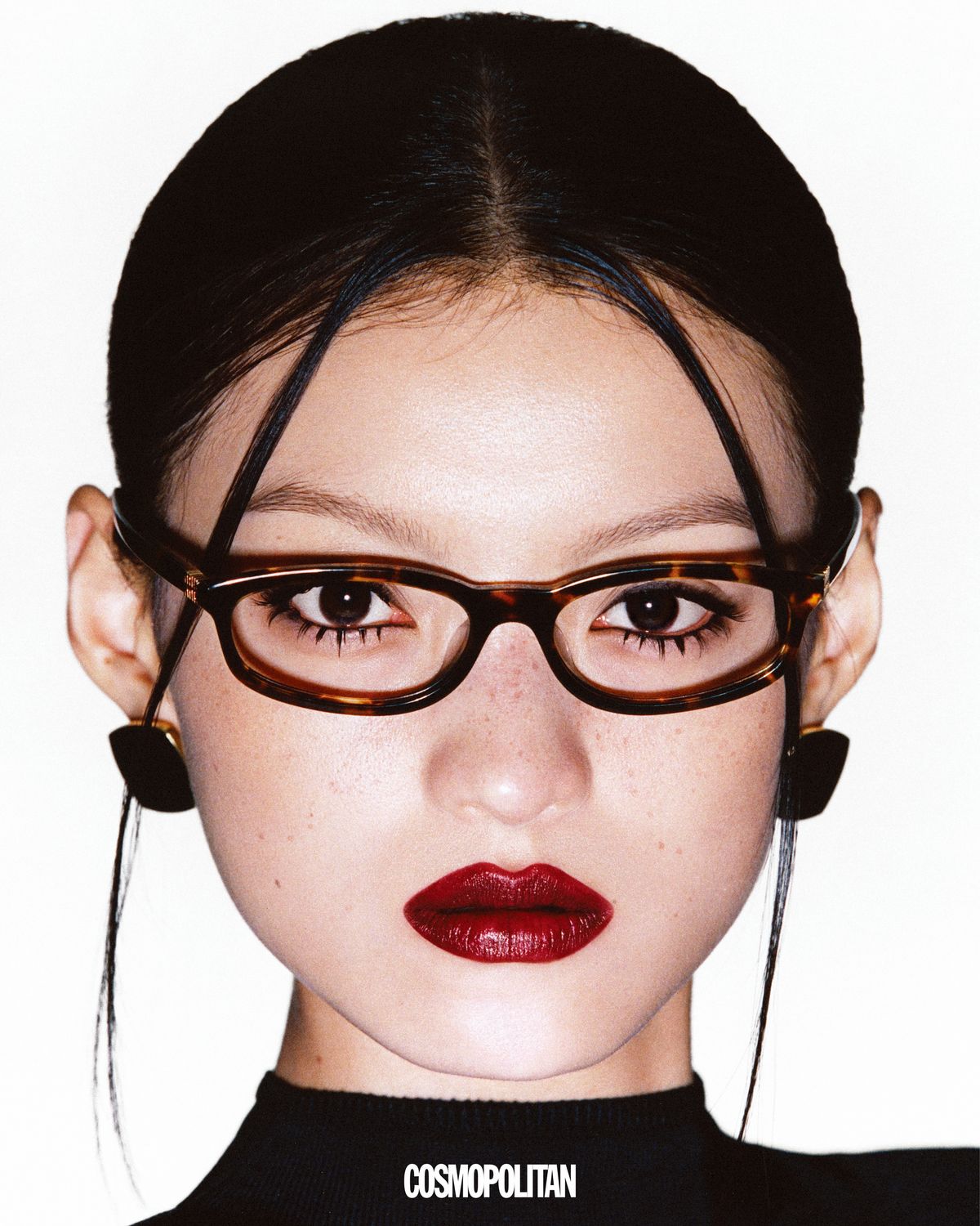 모크넥 톱 47만9천원 Calvin Klein. 안경 49만4천원 Prada by EssilorLuxottica. 귀고리 43만1천원 Tom Wood.