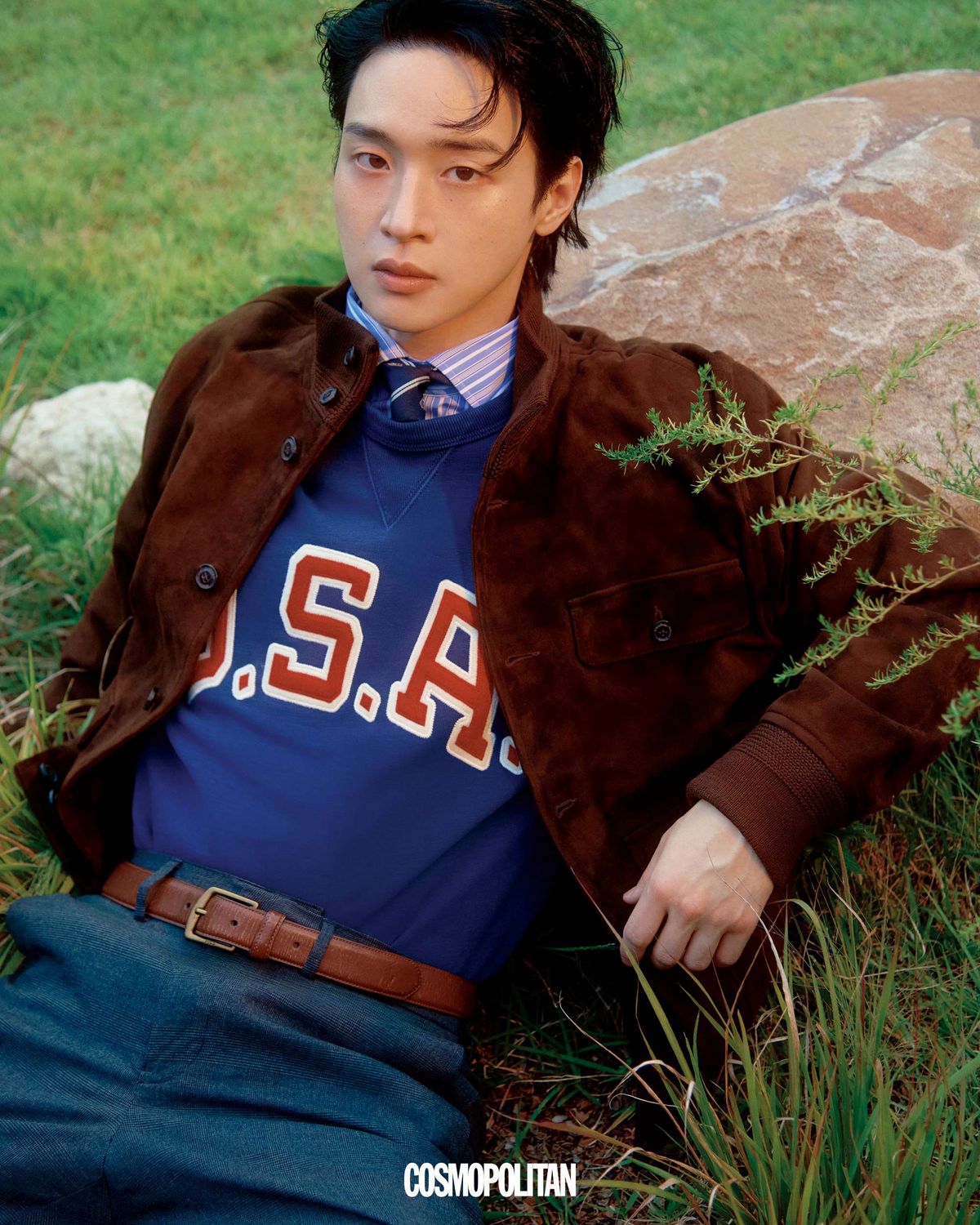 스웨이드 블루종 가격미정, 스웨트셔츠 25만원대, 셔츠 가격미정, 팬츠 가격미정, 타이 가격미정, 벨트 가격미정 모두 Polo Ralph Lauren.