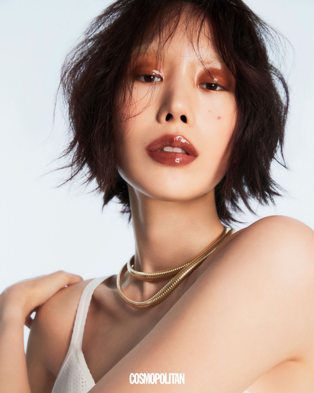 슬리브리스 톱, 브라톱 모두 가격미정 Miu Miu. 목걸이 (위부터)1백84만8천원, 2백41만5천원 모두 Tom Wood.