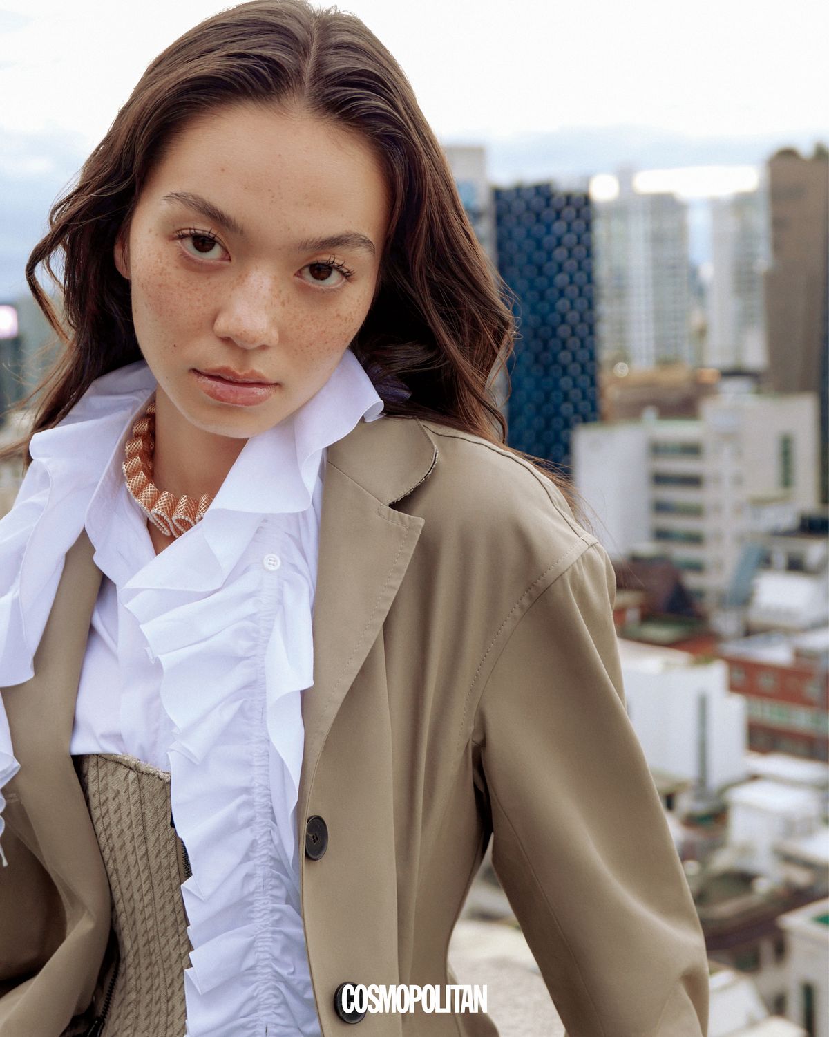 코르셋을 결합한 트렌치코트, 러플 장식 셔츠, 목걸이 모두 가격미정 Dior.