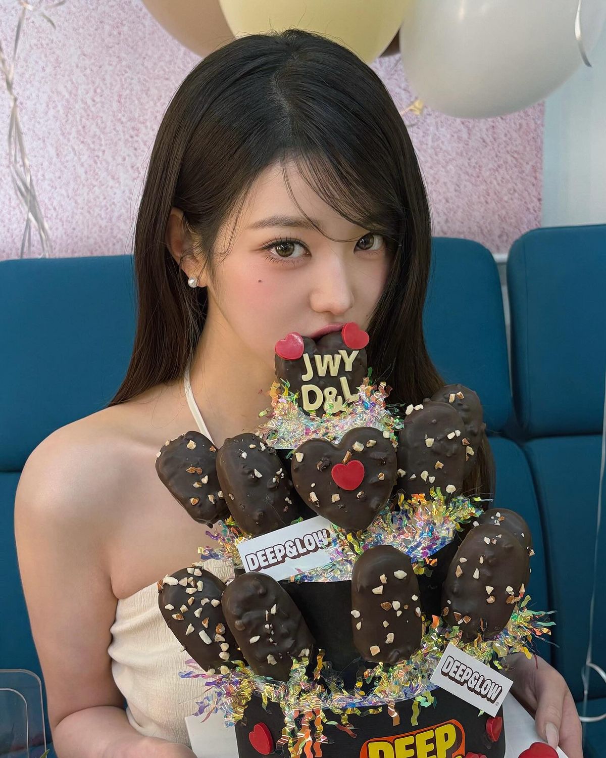 가르마는 지그재그로, 앞머리는 곡선으로 완만하게 넘긴 장원영 인스타그램 @foreveryoung1 