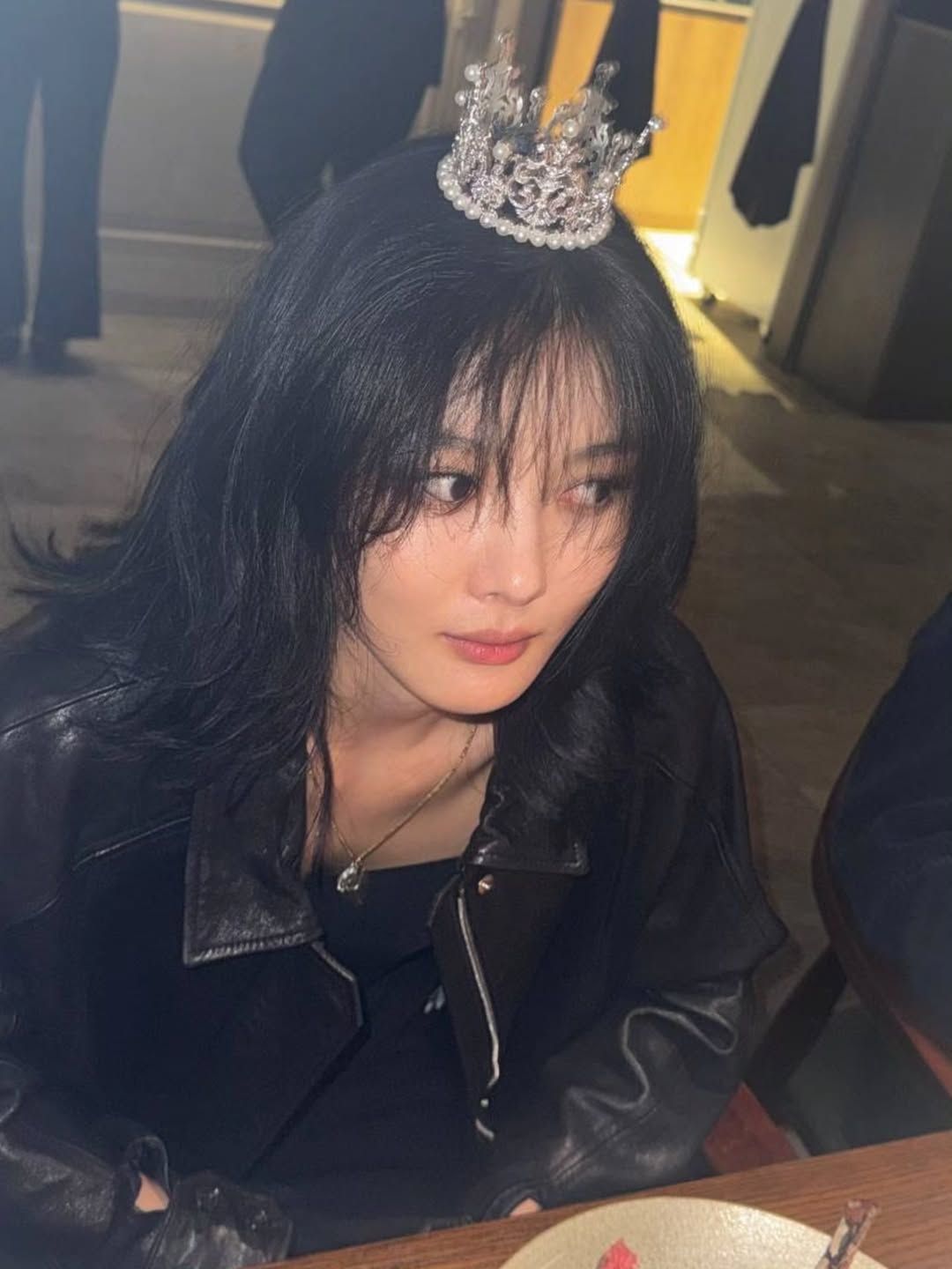 인스타그램 @you_r_love 라이더 재킷과 오버사이즈 데님 봄버로 시크한 데일리 룩을 완성한 김유정. 