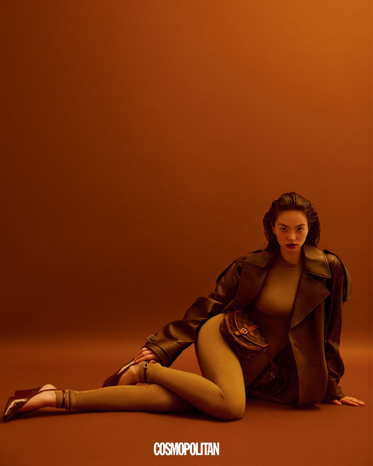 레더 트렌치코트, 보디슈트, 웨지 힐 모두 가격미정 Ferragamo. 벨트 백 4백33만원 Louis Vuitton.