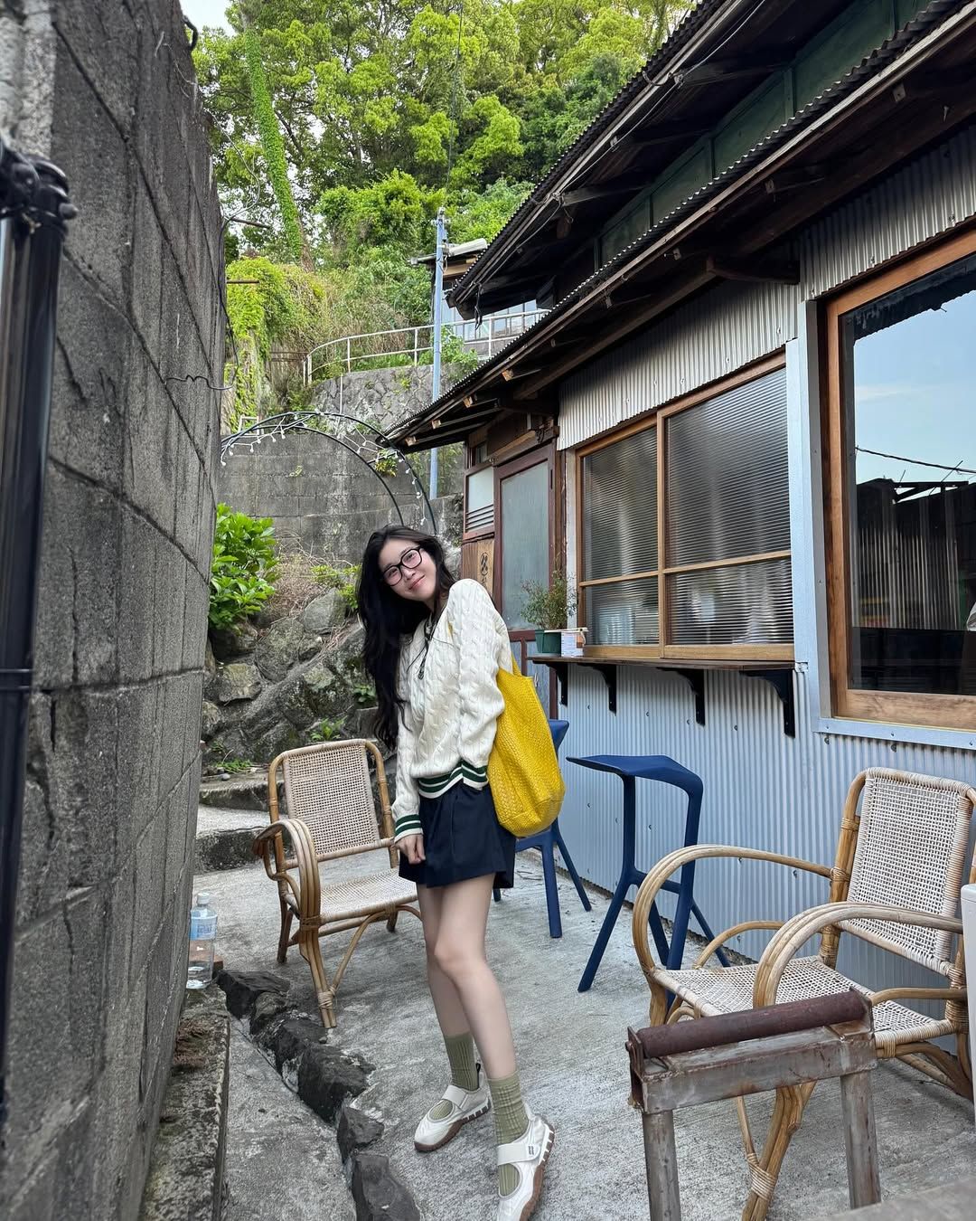 이해리의 프레피 무드 메리제인 스니커즈 스타일링 @dlgofl85