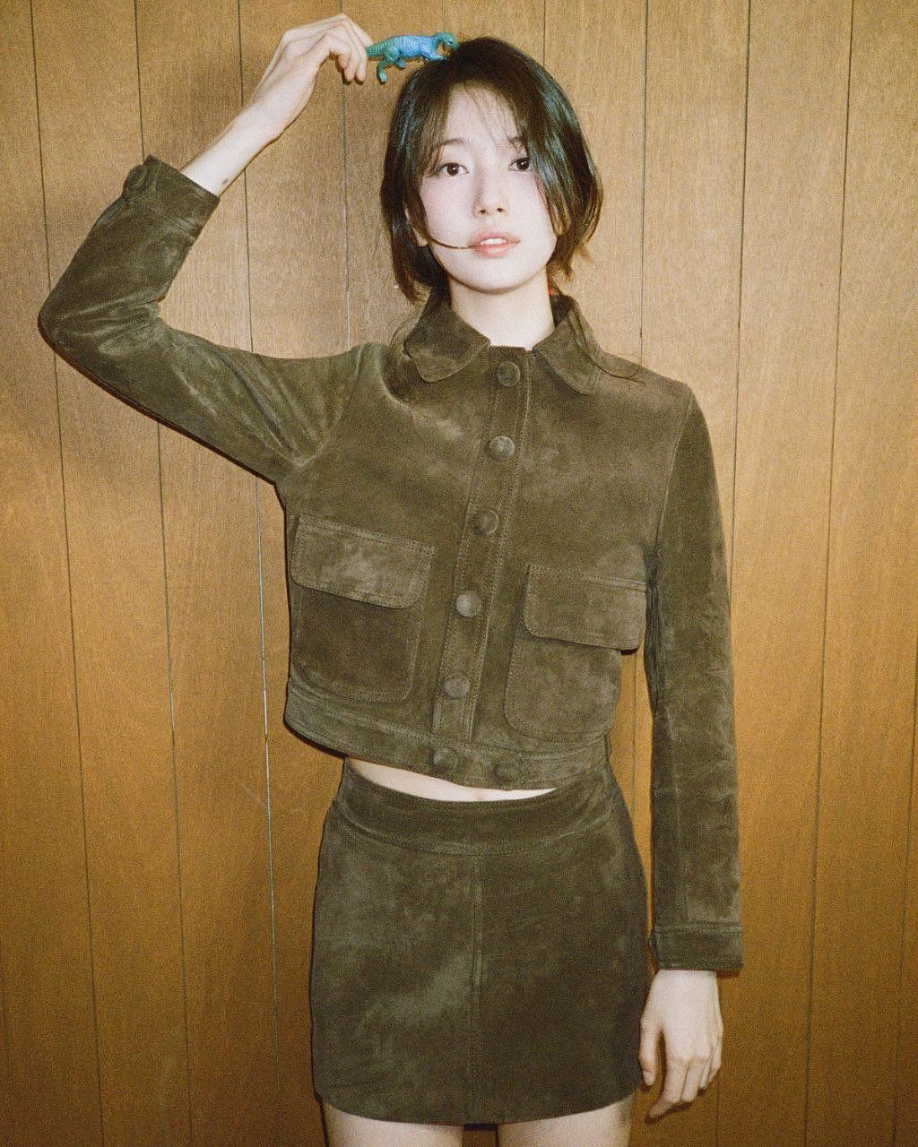 셔츠, 터틀넥을 레이어링 한 수지. 인스타그램 @skuukzky