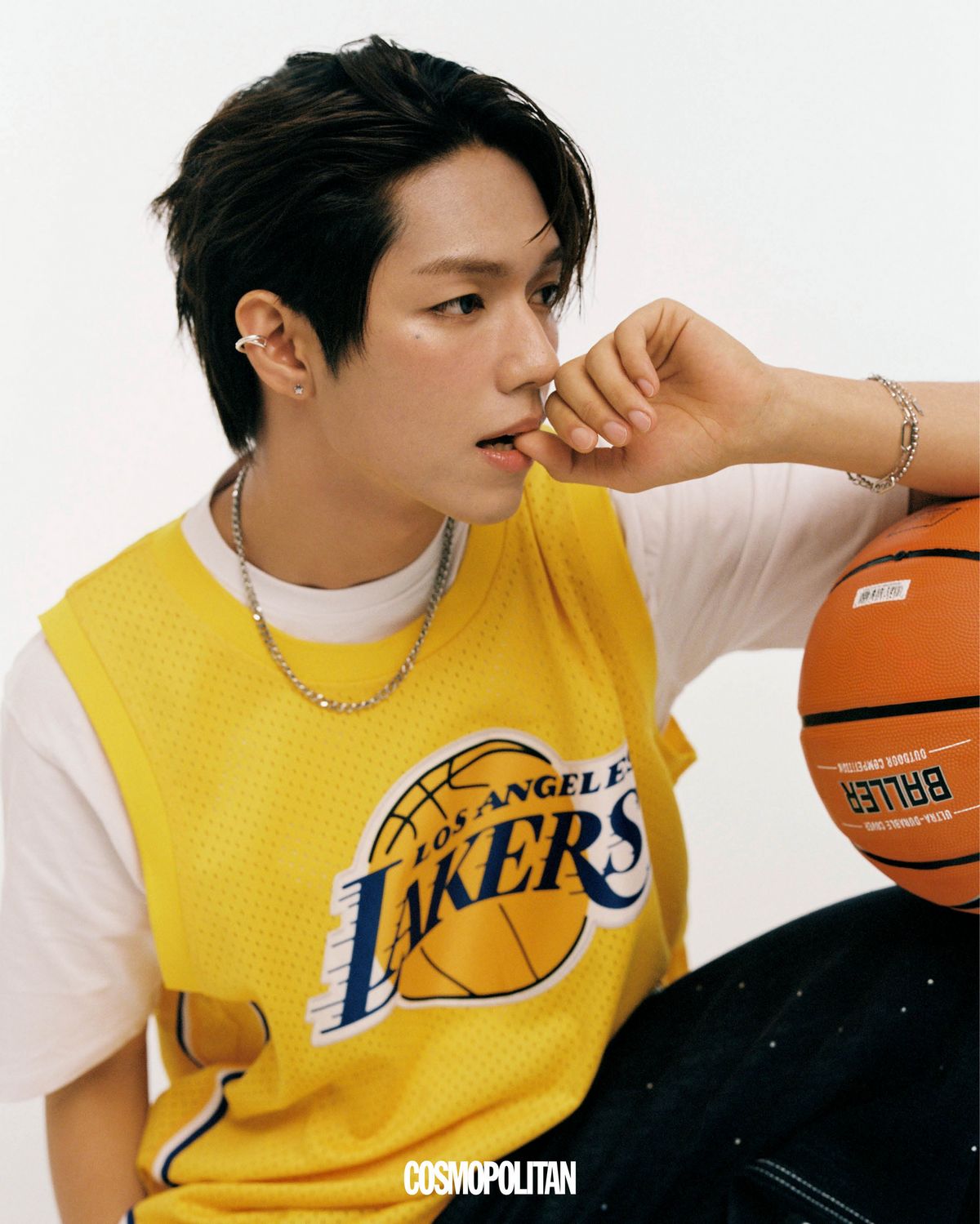 슬리브리스 톱 Nba. 이너 톱, 귀고리, 목걸이 스타일리스트 소장품.